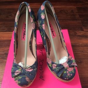 Betsey Johnson Maggi Platform Pump Size 6.5